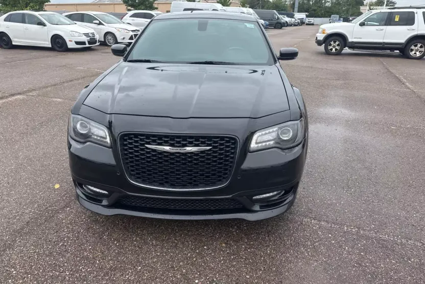 2018 Chrysler 300 photo 1