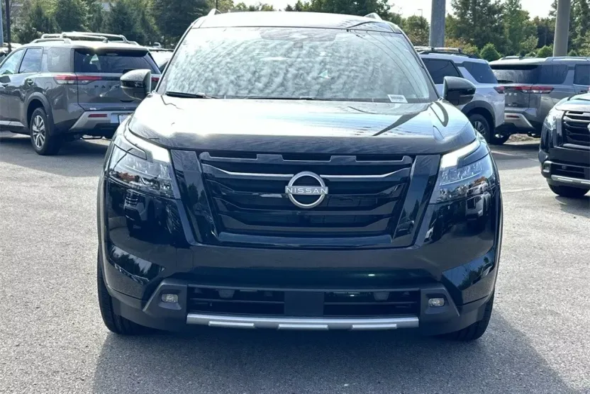 2025 Nissan Pathfinder SL photo 1