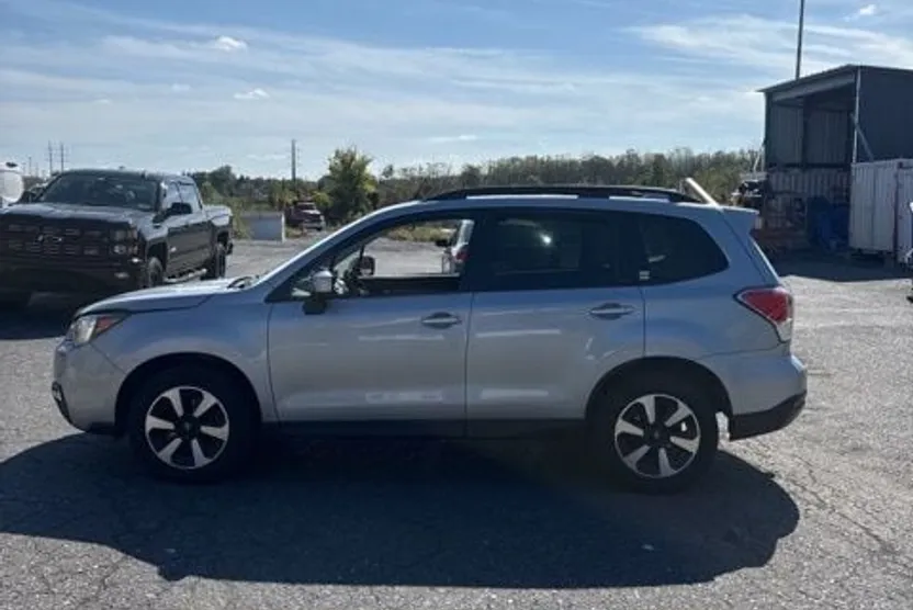 2017 Subaru Forester 2.5i Premium photo 1