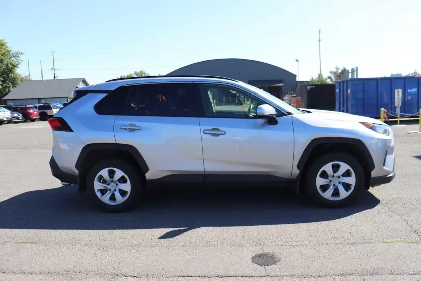 2019 Toyota RAV4 LE photo 1