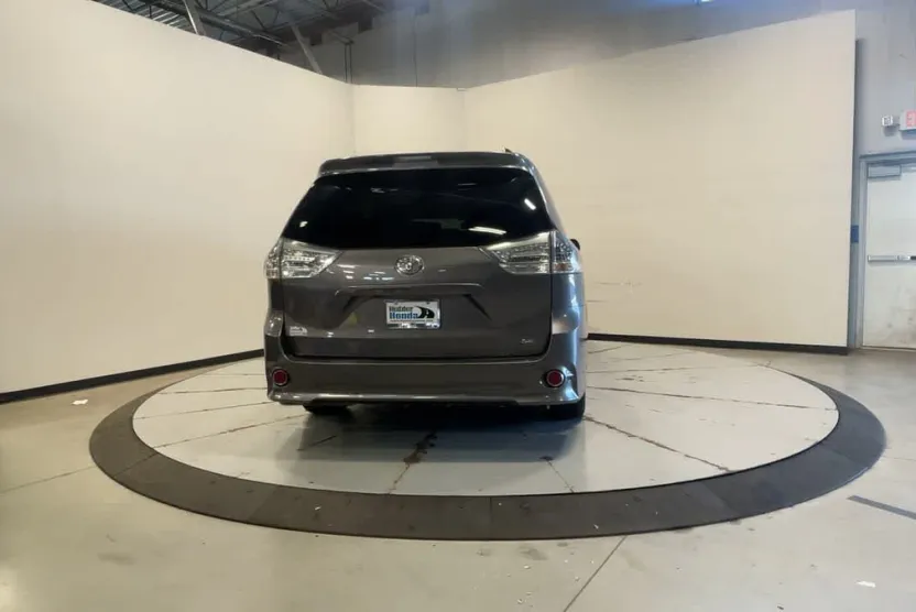 2017 Toyota Sienna SE Premium photo 1
