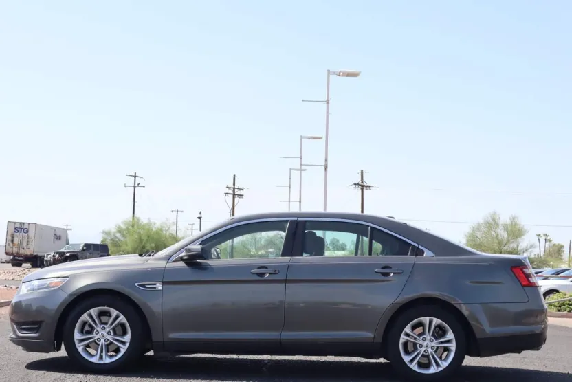 2018 Ford Taurus SEL photo 1