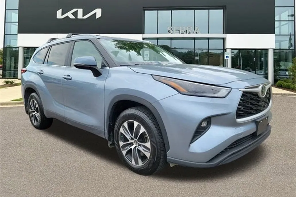 2023 Toyota Highlander XLE photo 1
