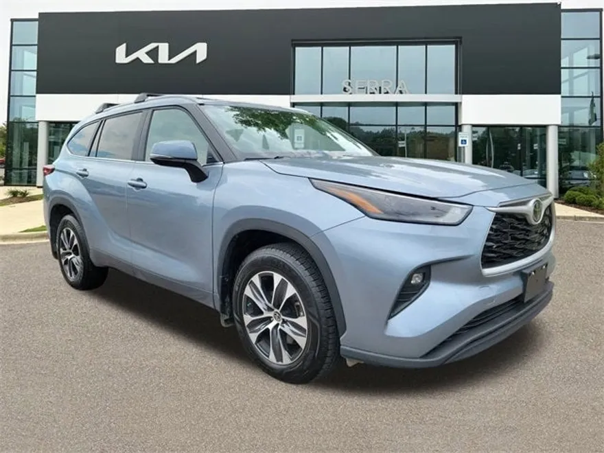 2023 Toyota Highlander XLE photo 1