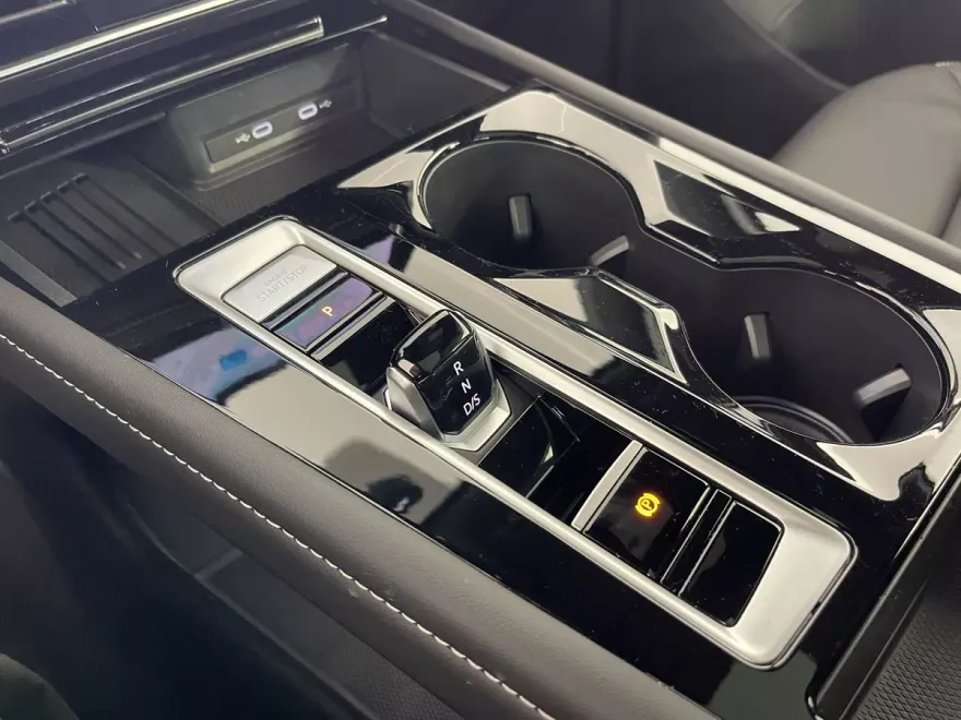 2025 Volkswagen Atlas Cross Sport SEL R-Line photo 1