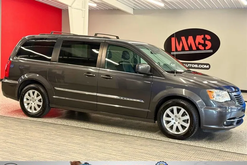 2016 Chrysler Town & Country Touring photo 1