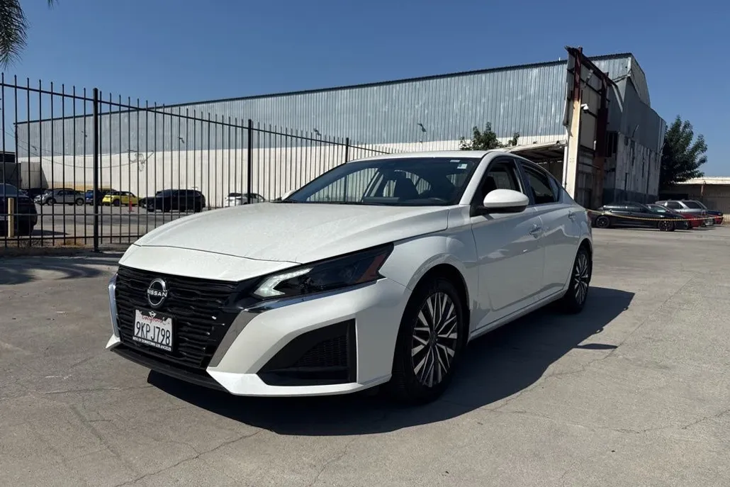 2024 Nissan Altima 2.5 SV photo 1