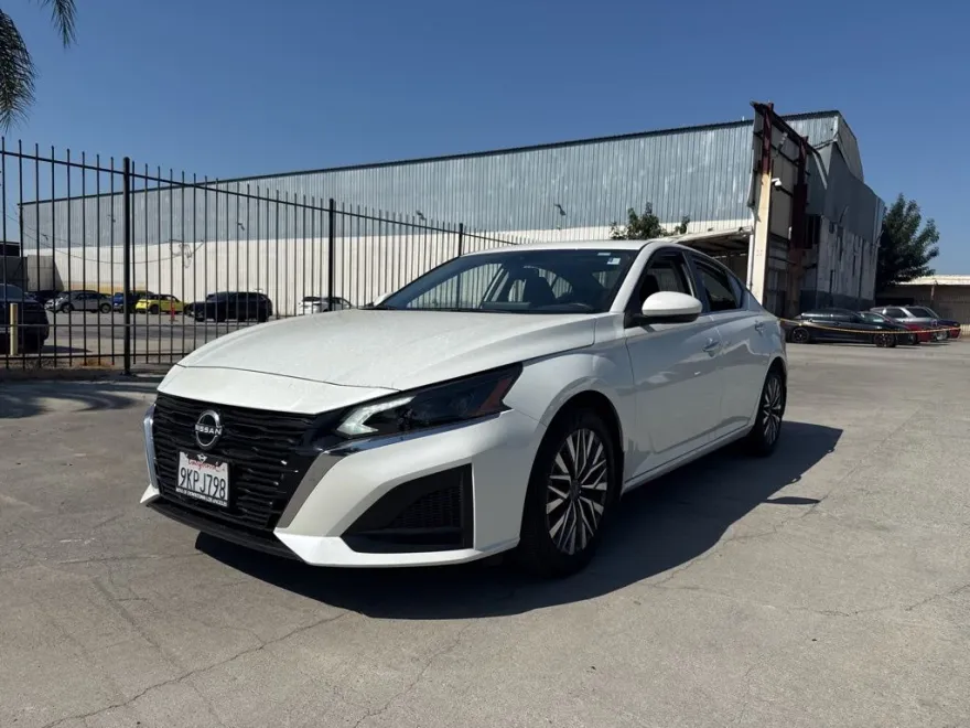 2024 Nissan Altima 2.5 SV photo 1