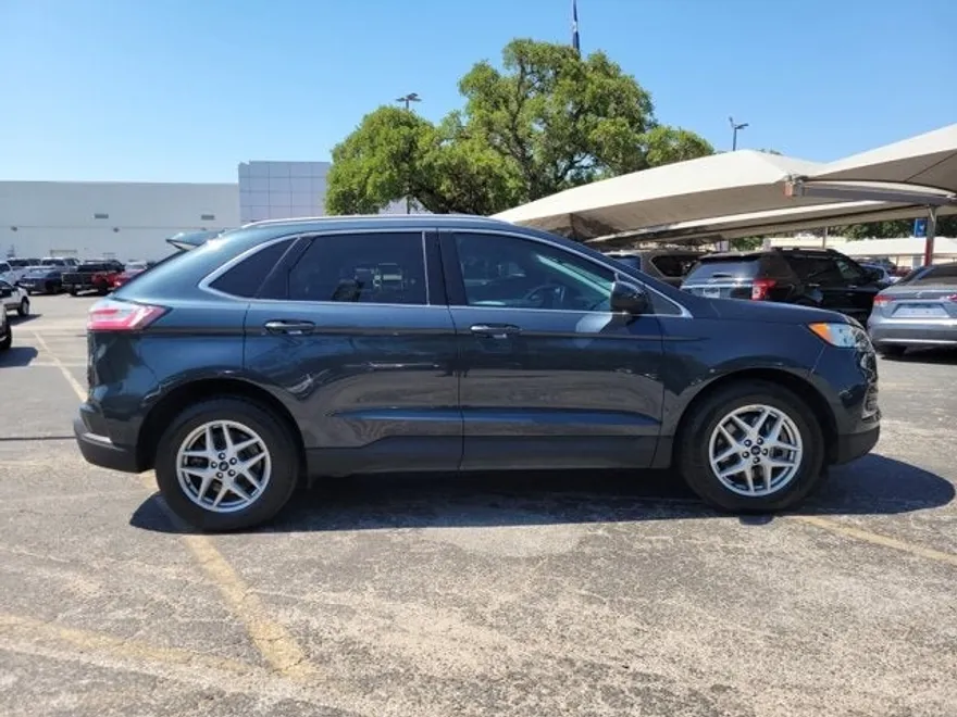 2022 Ford Edge SEL photo 1