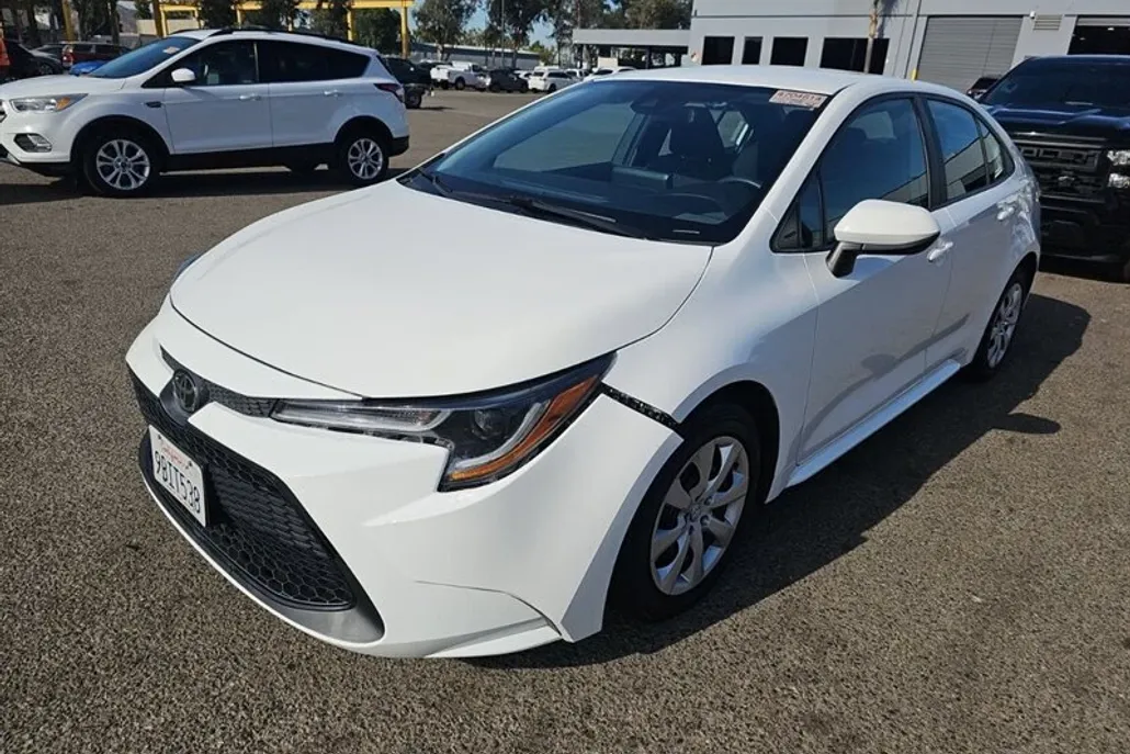 2022 Toyota Corolla LE photo 1