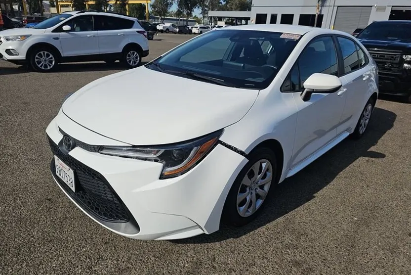 2022 Toyota Corolla LE photo 1
