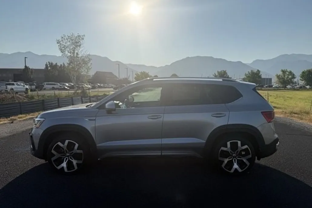 2022 Volkswagen Taos SEL photo 1