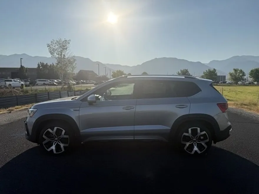 2022 Volkswagen Taos SEL photo 1