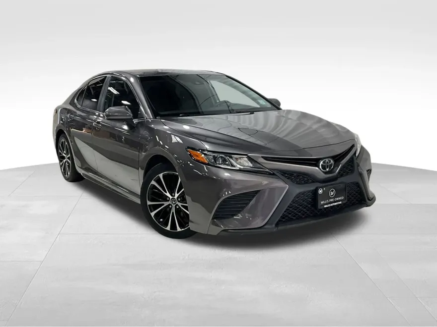 2018 Toyota Camry LE photo 1
