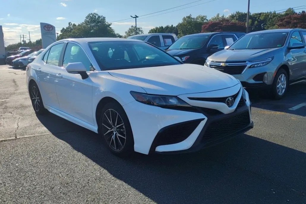 2024 Toyota Camry SE photo 1