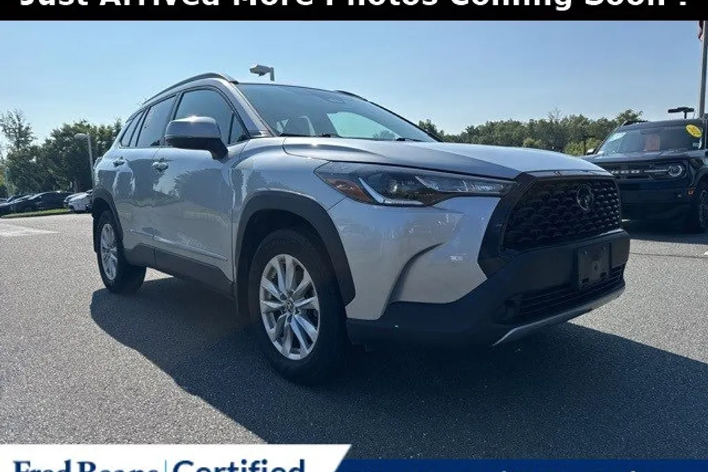 2023 Toyota Corolla Cross LE photo 1