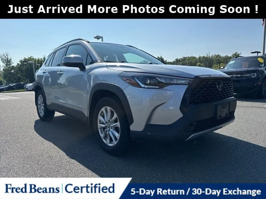 2023 Toyota Corolla Cross LE photo 1