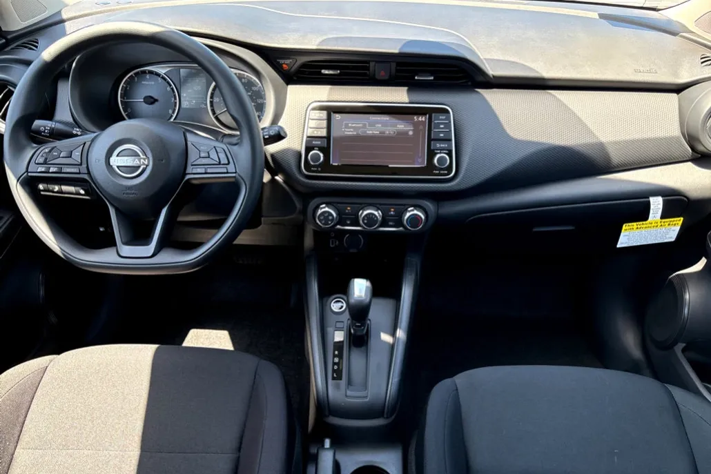 2025 Nissan Kicks Play S photo 1