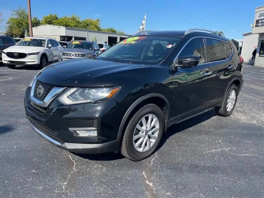 2018 Nissan Rogue SV photo 1