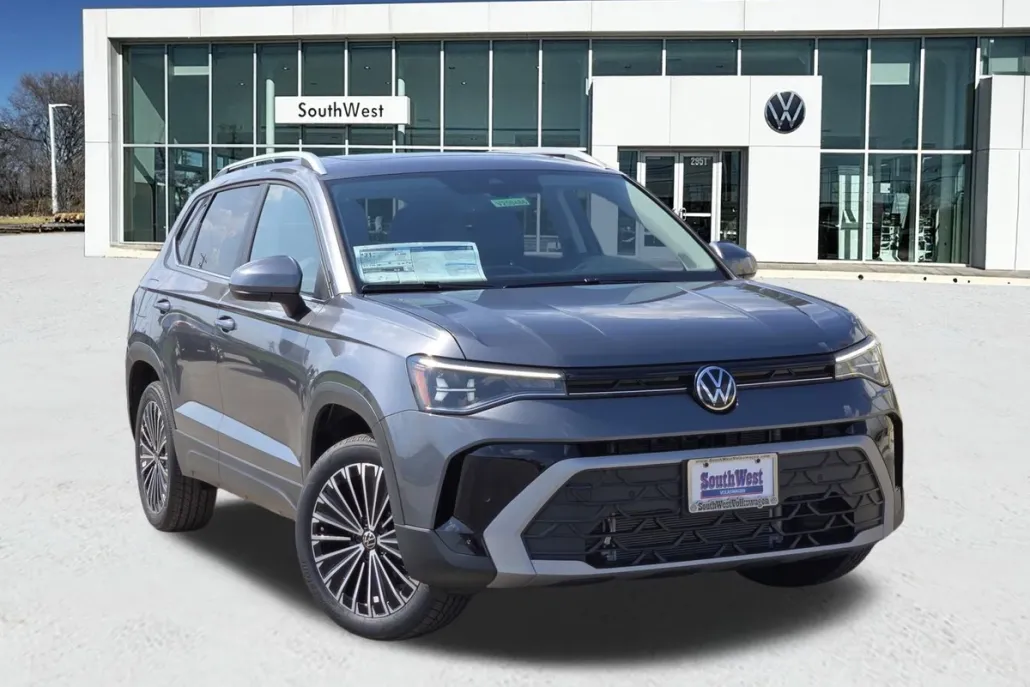2025 Volkswagen Taos SE photo 1