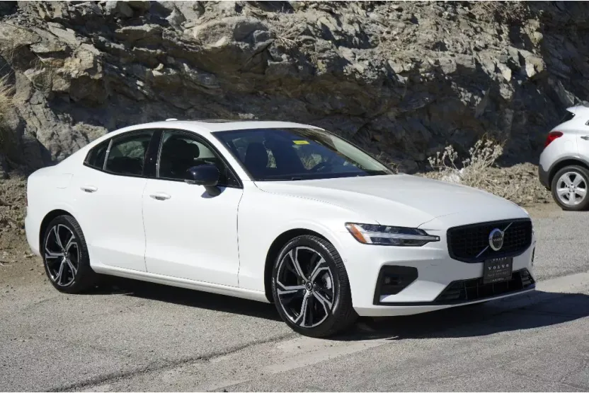 2024 Volvo S60 B5 Plus photo 1