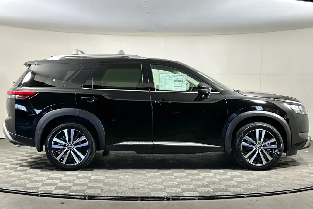 2025 Nissan Pathfinder Platinum photo 1
