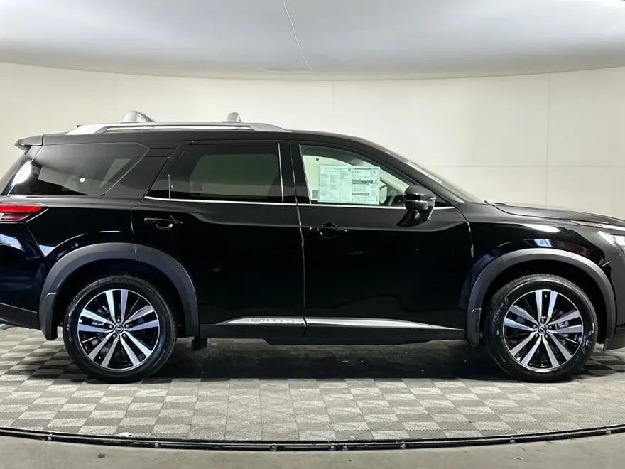 2025 Nissan Pathfinder Platinum photo 1