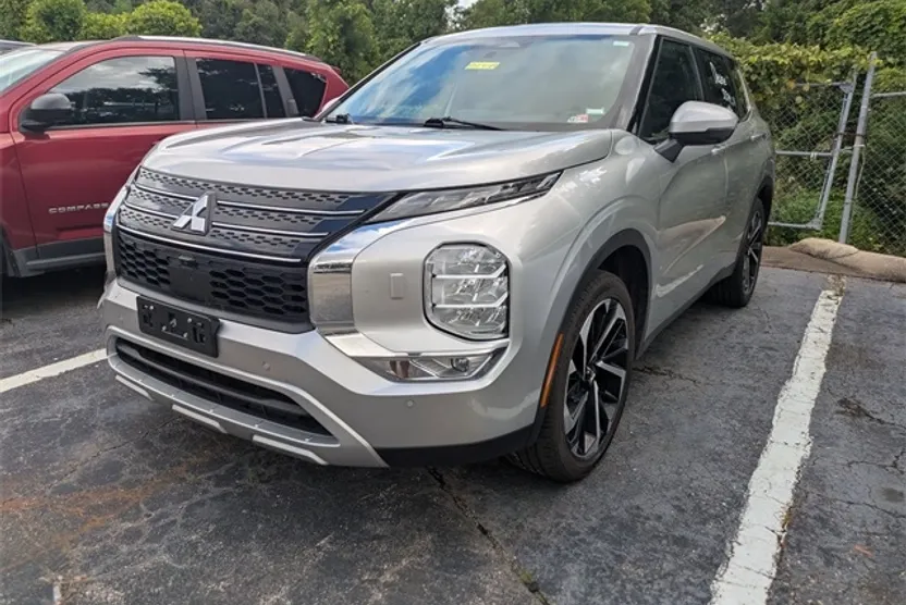 2024 Mitsubishi Outlander SE photo 1
