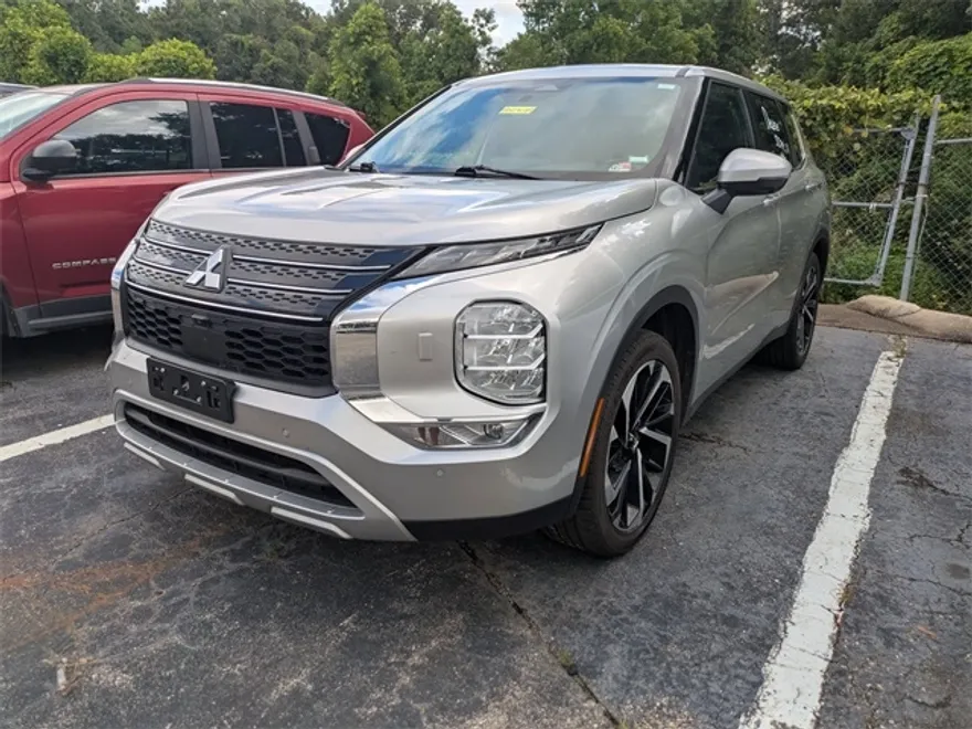 2024 Mitsubishi Outlander SE photo 1