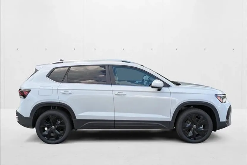 2025 Volkswagen Taos SE photo 1