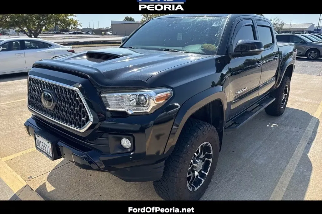 2018 Toyota Tacoma TRD Sport photo 1