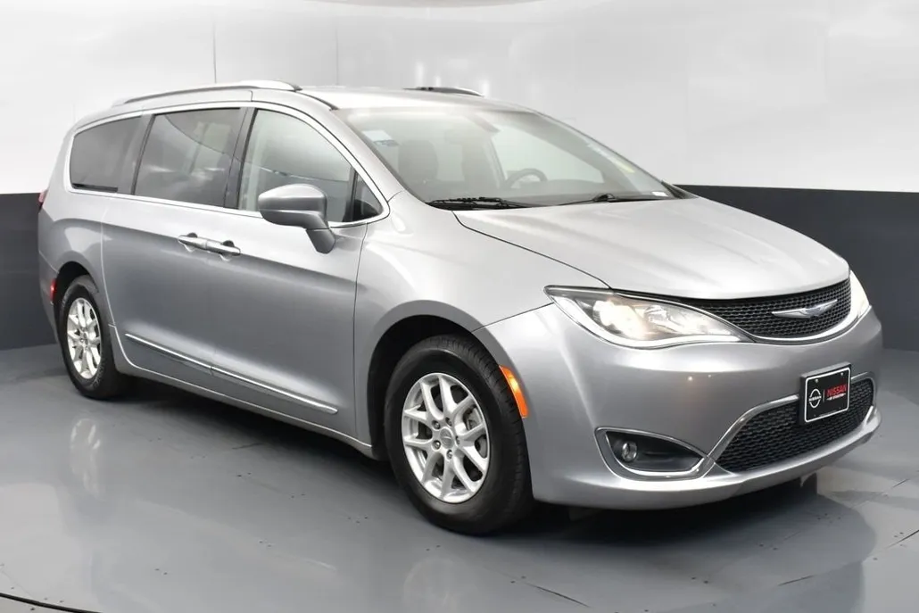 2020 Chrysler Pacifica Touring L photo 1