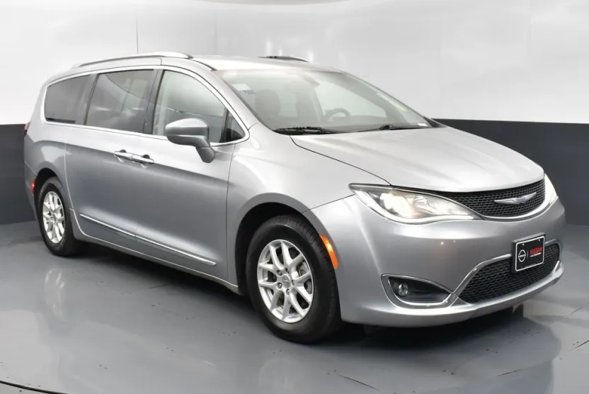 2020 Chrysler Pacifica Touring L photo 1
