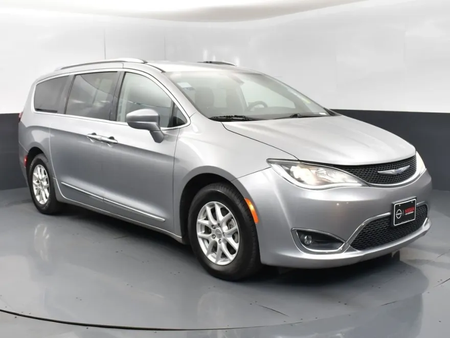 2020 Chrysler Pacifica Touring L photo 1
