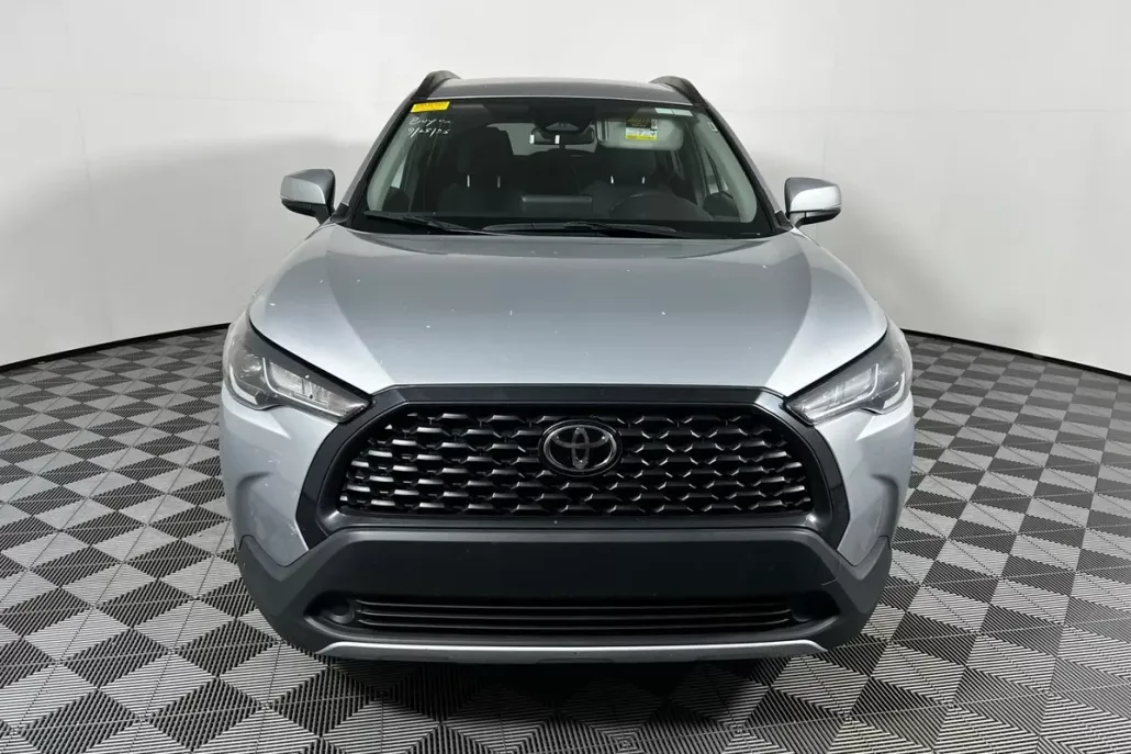 2024 Toyota Corolla Cross LE photo 1