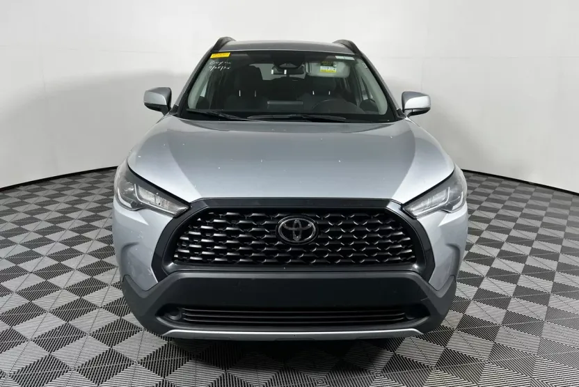 2024 Toyota Corolla Cross LE photo 1