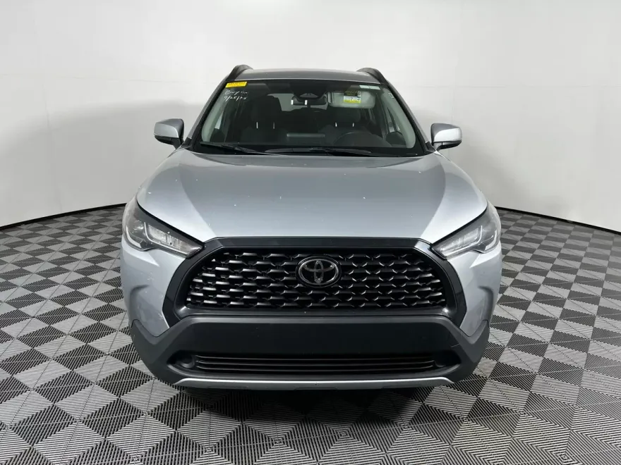 2024 Toyota Corolla Cross LE photo 1