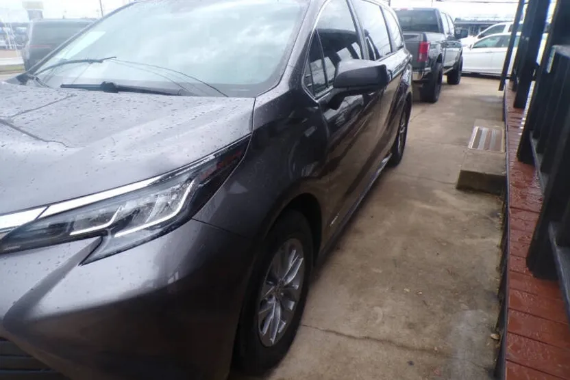 2021 Toyota Sienna LE photo 1