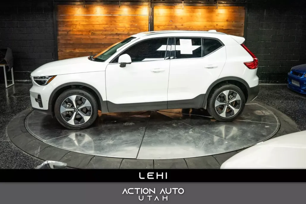 2024 Volvo XC40 Plus photo 1