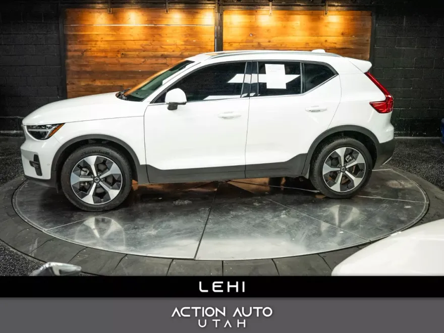2024 Volvo XC40 Plus photo 1