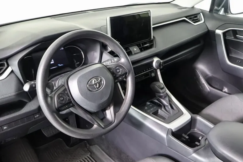2024 Toyota RAV4 XLE photo 1