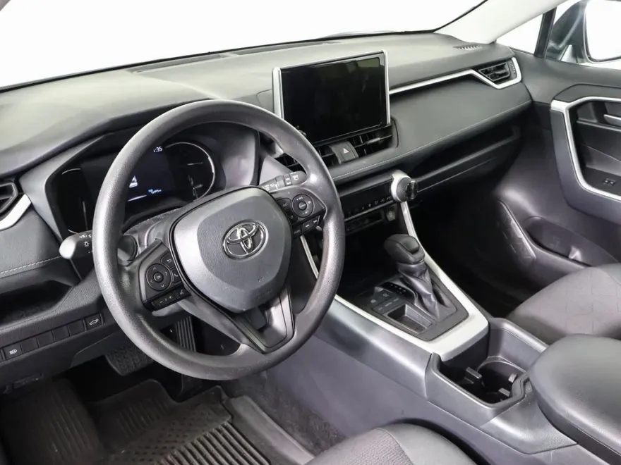 2024 Toyota RAV4 XLE photo 1