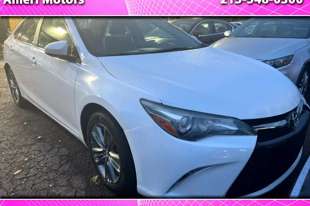 2015 Toyota Camry SE photo 1