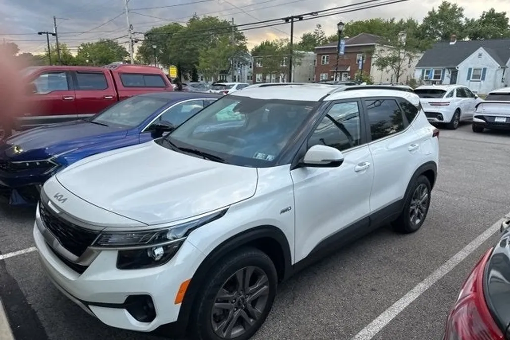 2023 Kia Seltos S photo 1