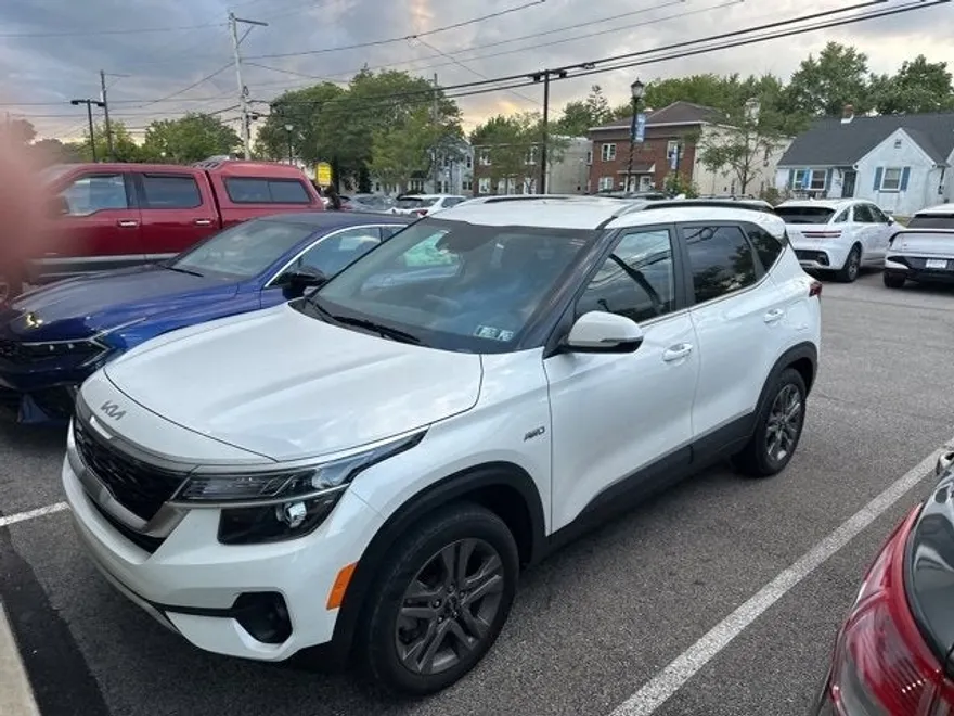 2023 Kia Seltos S photo 1