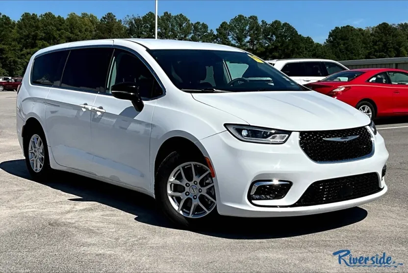 2024 Chrysler Pacifica Touring L photo 1