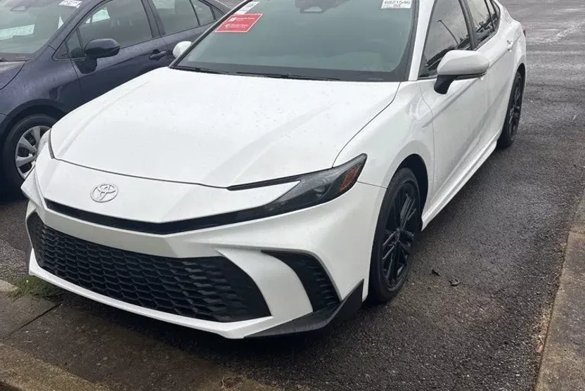 2025 Toyota Camry SE photo 1