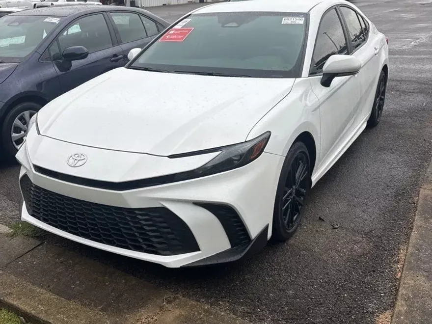 2025 Toyota Camry SE photo 1