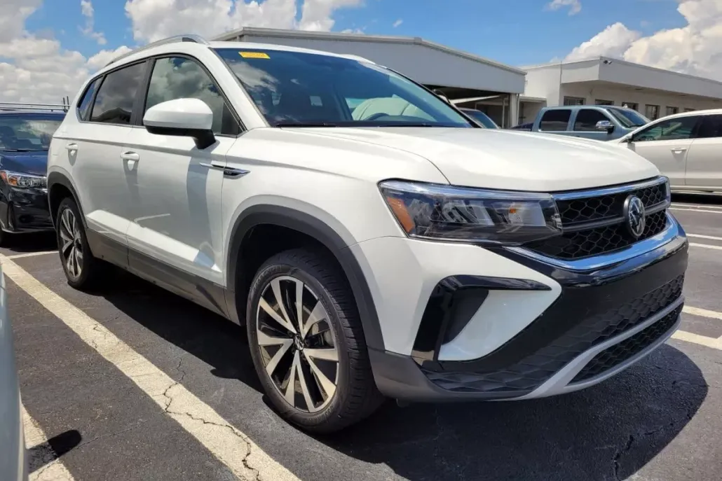 2024 Volkswagen Taos SE photo 1