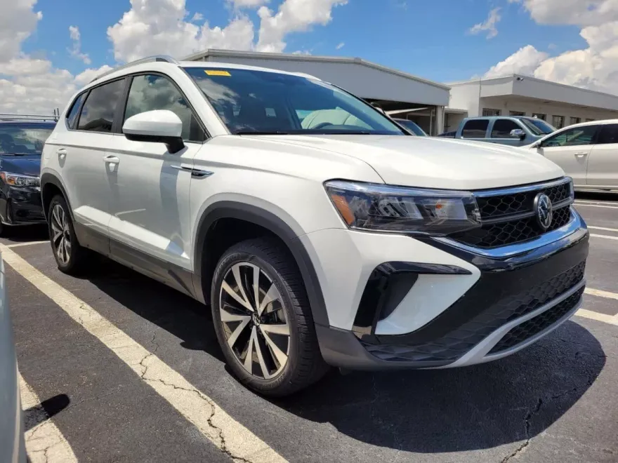 2024 Volkswagen Taos SE photo 1
